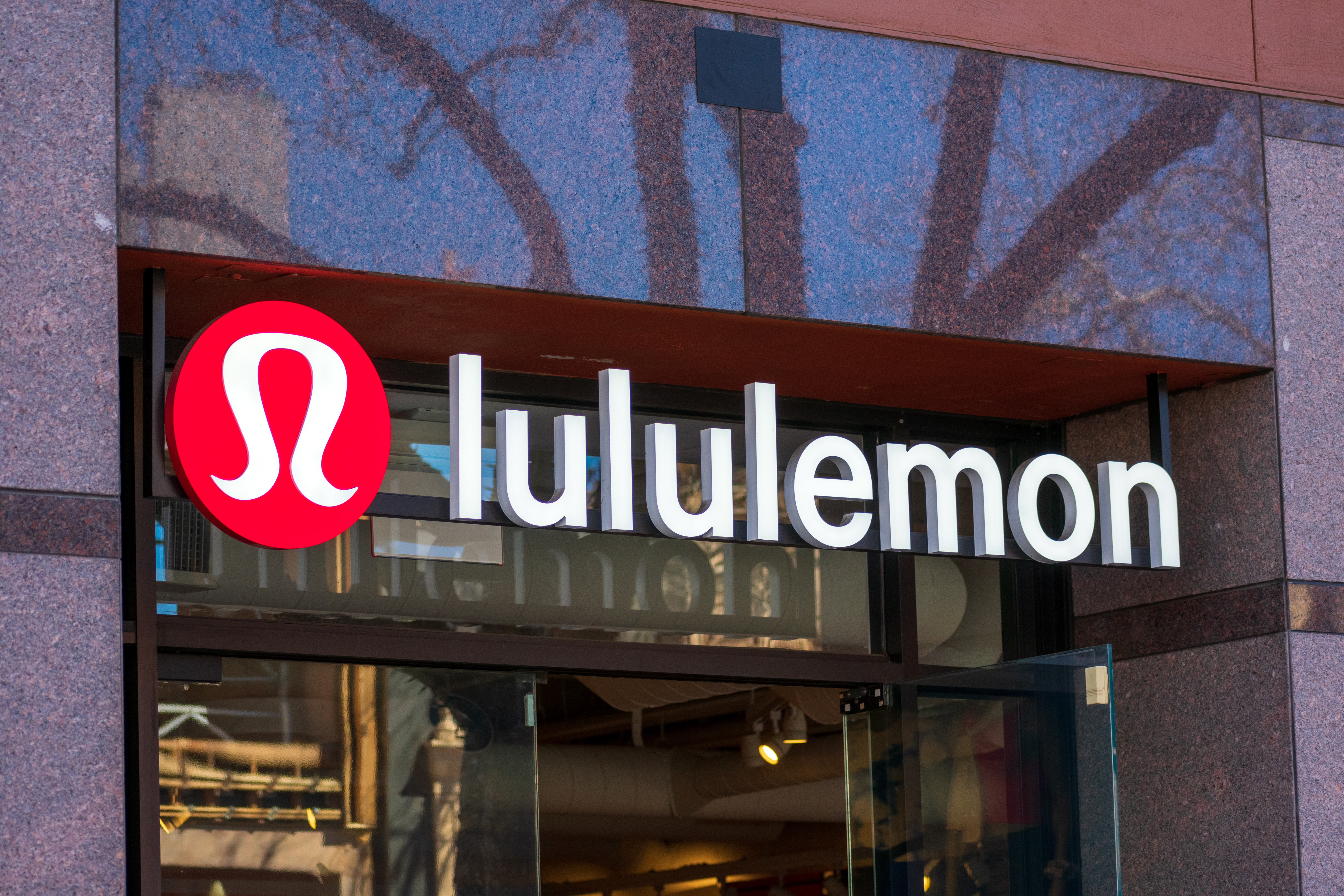 【美股财报季】拳打阿迪脚踢耐克，lululemon凭什么成为全球第二？